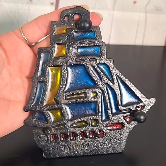 Vintage 80s Pirate Ship Boat Sailboat Stained Glass & Cast Iron Trivet Taiwan - Picture 6 of 10